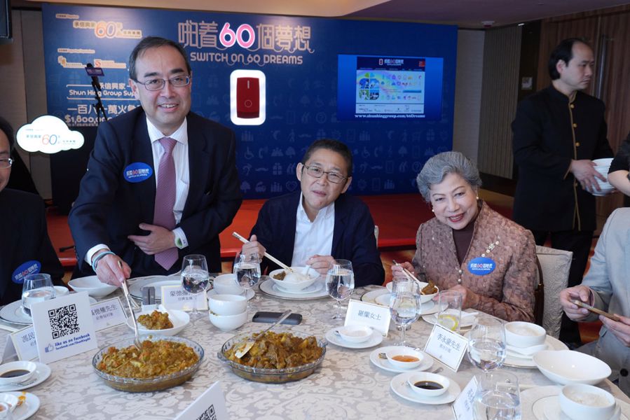 Mr David Mong, Vice Chairman of Shun Hing Group prepared the mouth-watering Mong’s curry at the luncheon and Mr Patrick Nip, Director of Social Welfare Department was impressed by the taste.